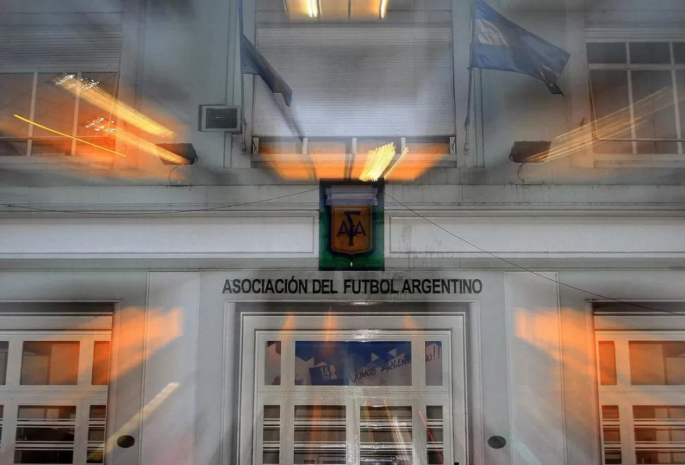 LAMENTABLE. Es el presente del fútbol argentino. Desde la muerte de Julio Grondona se agudizaron los problemas económicos y financieros de la entidad que rige los destinos del más popular de los deportes. DyN (archivo)