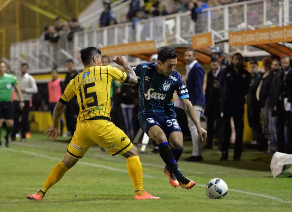 NO GRAVITÓ. Mendoza intenta superar a Tellechea. El volante ingresó por González pero no pudo cambiarle la cara al equipo. foto de JUAN CORRAL (especial para la gaceta)