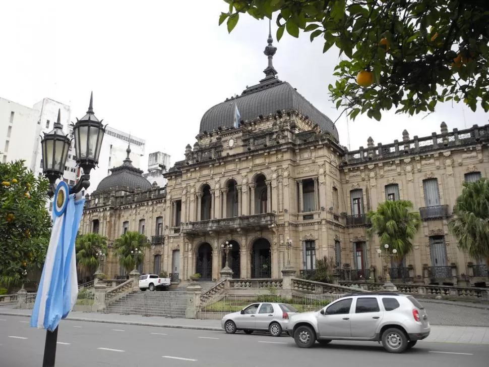 DEL EJECUTIVO A LA LEGISLATURA. El Gobierno provincial aguarda que, antes de finalizar el año, la Cámara apruebe el Presupuesto 2017. la gaceta / foto de josé nuno