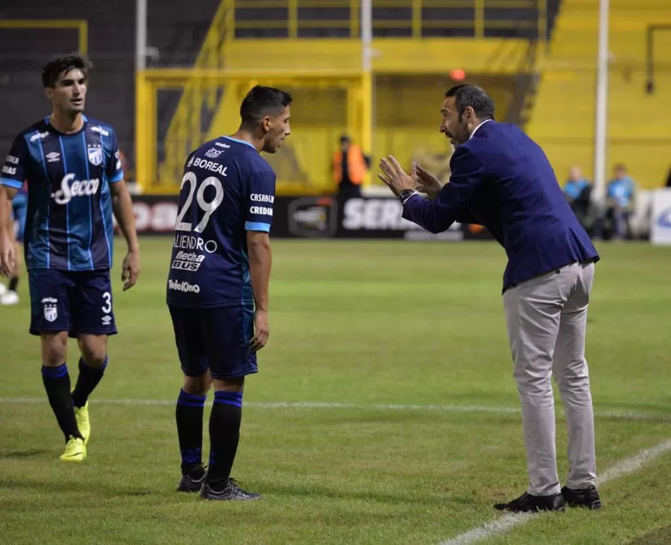 SIN EXPLICACIÓN. Azconzábal (en la foto dialoga con Aliendro) no encontró el motivo por el que Atlético fue una sombra. FOTO DE JUAN CORRAL (ESPECIAL PARA LA GACETA)