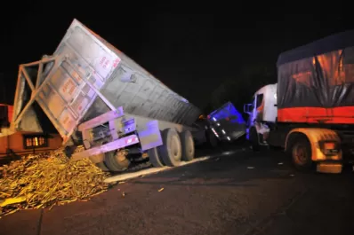 Violento choque frontal entre dos camiones