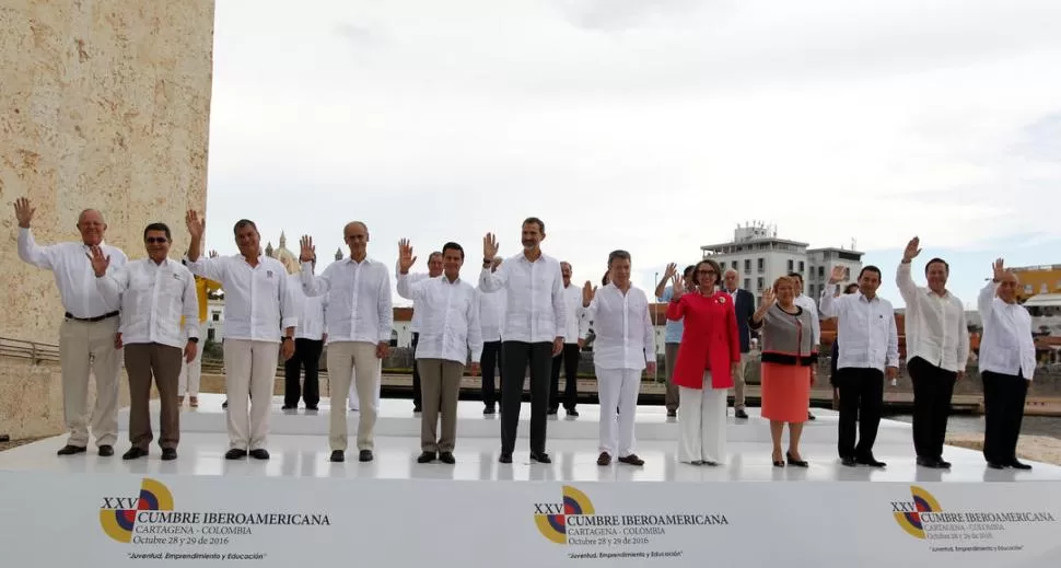 EN CARTAGENA DE INDIAS. Los líderes de los países iberoamericanos posan para la “Foto de familia”, en un momento del foro internacional. reuters
