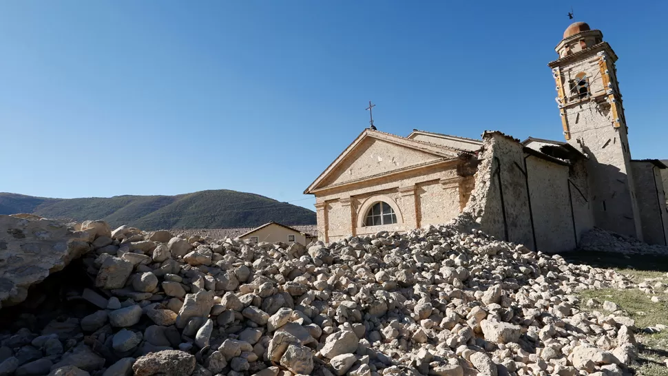 DESASTRE. La iglesia de San Antonio sufrió un derrumbe parcial debido al sismo. REUTERS
