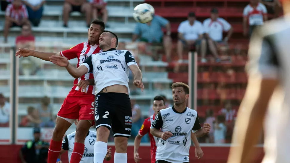 IMPLACABLE. Quiroga se elevó y puso la cabeza para que la pelota entre al arco y sentencie el 2-2 parcial. LA GACETA / FOTO DE DIEGO ARÁOZ