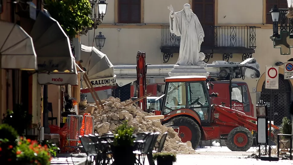 RUINA. La ciudad de Norcia perdió o sufrió el daño de muchos de sus edificios históricos. REUTERS