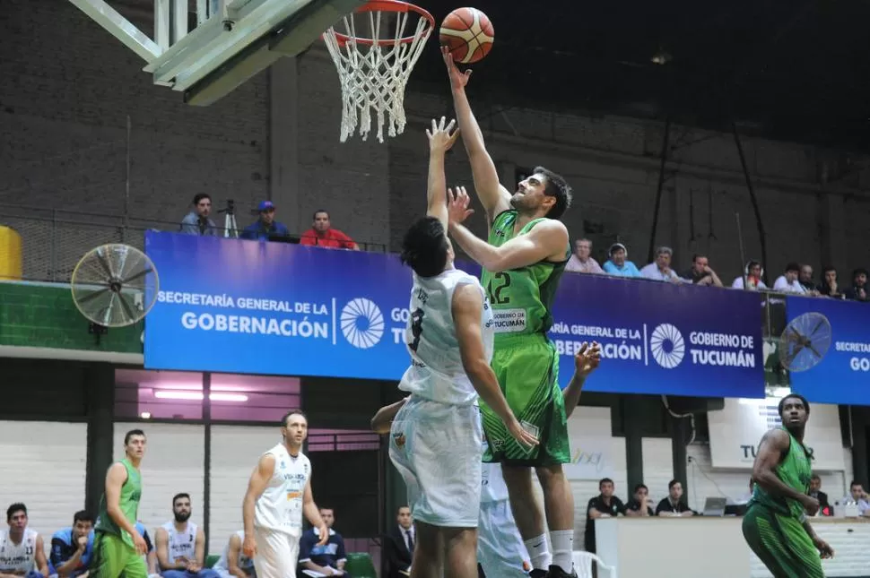 ESFUERZO. Gonzalo Gorostiaga intenta encestar con la intensa marca visitante. la gaceta / foto de héctor peralta