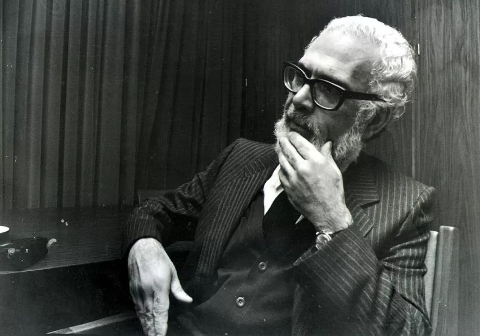 ANTONIO DI BENEDETTO SEGÚN ÉL MISMO. “Un tiempo quise ser abogado y no me quedé en querer serlo, estudié mucho, aunque nunca lo suficiente. Después quise ser periodista. Conseguí ser periodista. Persevero”. 