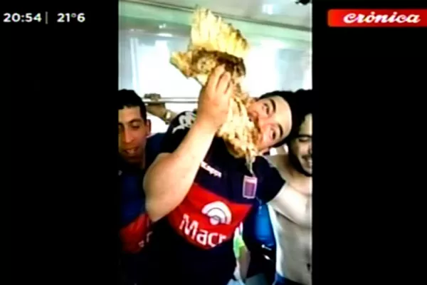 Los barras de Tigre les robaron el asado a los hinchas de Chicago