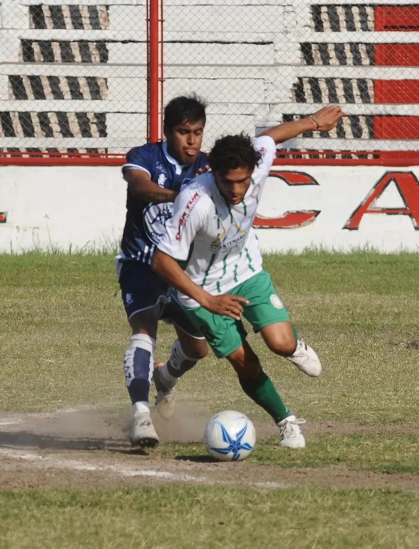 LUCHA. Montiglio, de San Jorge, se lleva la pelota ante la marca de Gómez. la gaceta / foto de osvaldo ripoll