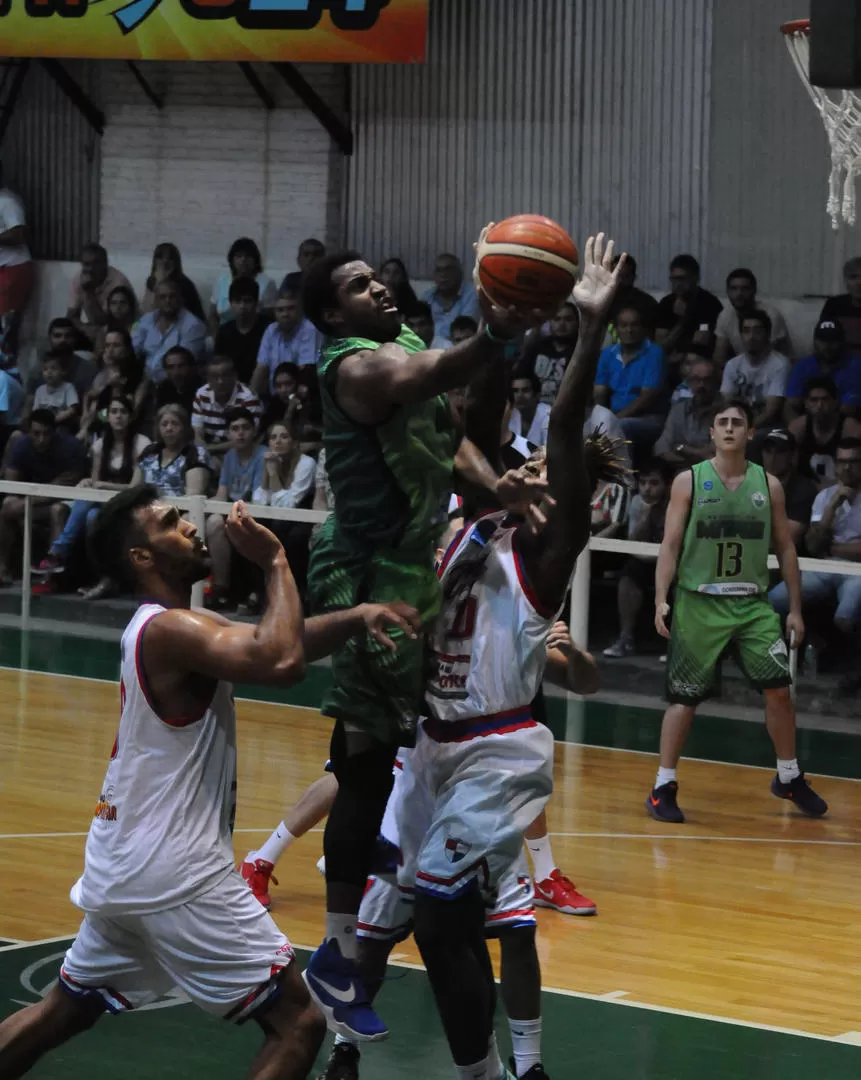 NO ALCANZÓ. Tirrell Brown ataca el tablero; el foráneo de Mitre aportó 26 puntos. la gaceta / foto de osvaldo ripoll