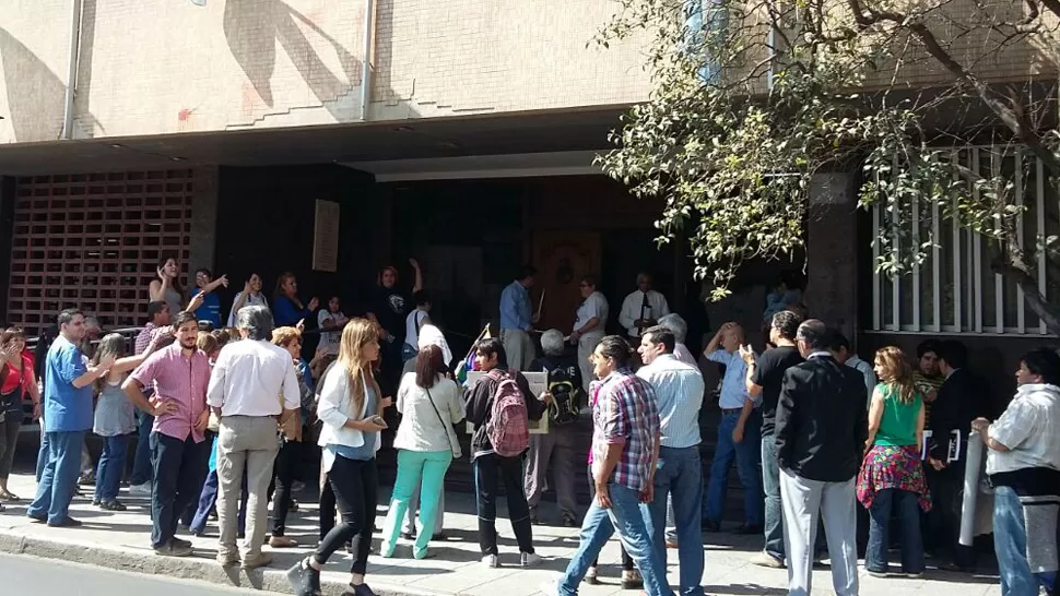 APOYO. El grupo de militantes tucumanos se manifestó frente a tribunales, sobre el ingreso de calle Combate de Las Piedras. LA GACETA / FOTO DE NATALIA VIOLA VIA MOVIL