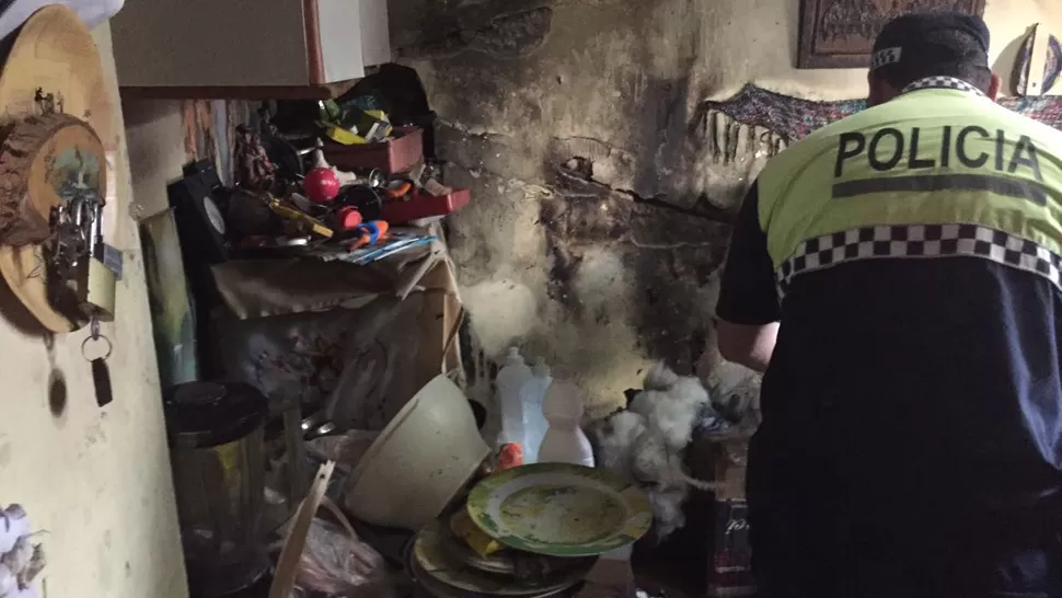 PREVENCIÓN. La policía realiza tareas en el lugar hasta que lleguen los bomberos. LA GACETA/ JULIO MARENGO