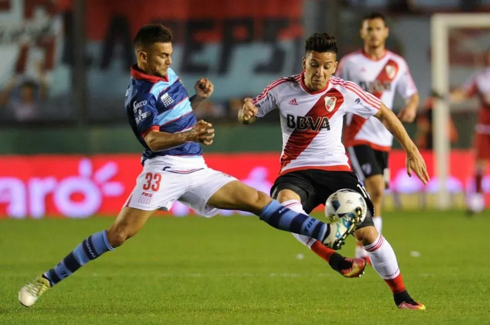 DUELO EN EL VIADUCTO. Gonzalo Papa (33) se anticipa a Sebastián Driussi, que volvió a marcar un gol y es el máximo artillero del certamen con siete tantos. télam