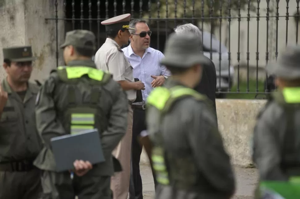 LAS PERICIAS. López Ávila dialoga con los investigadores de Gendarmería, afuera de la parroquia de La Florida. la gaceta / foto de Inés Quinteros Orio