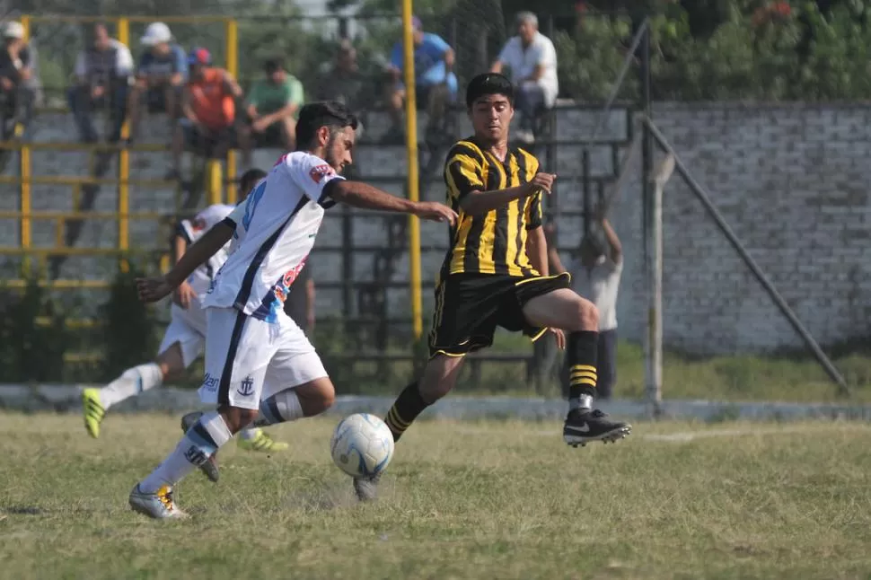 DESEQUILIBRIO. Cristian Ibarra, marcado por Córdoba, manejó los tiempos en Brown y además anotó el segundo gol. la gaceta / foto de analía jaramillo