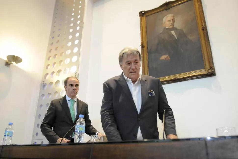 PROTAGONISTAS. Javier Medín y Armando Pérez ingresan a la sala de conferencias de la AFA el jueves pasado. Los votos de ambos son trascendentales para ver si Atlético juega o no la Copa Libertadores.  dyn