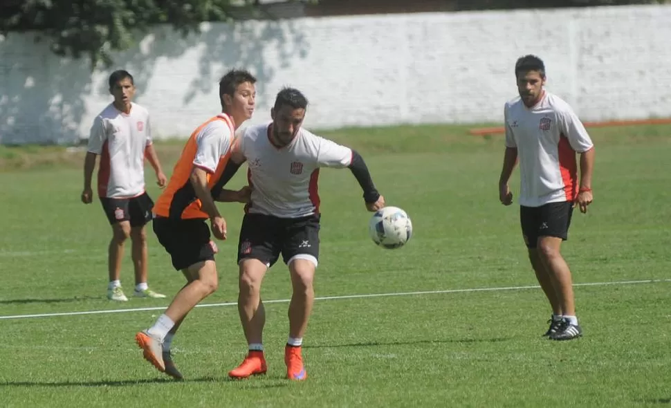 SE TIENE TODA LA FE. Agustín Briones, en la foto lucha la pelota con Leonardo Rizo, confía en que el equipo solucionará los problemas defensivos y luchará por objetivos importantes en la Primera B Nacional. la gaceta / FOTO DE antonio ferroni (archivo)