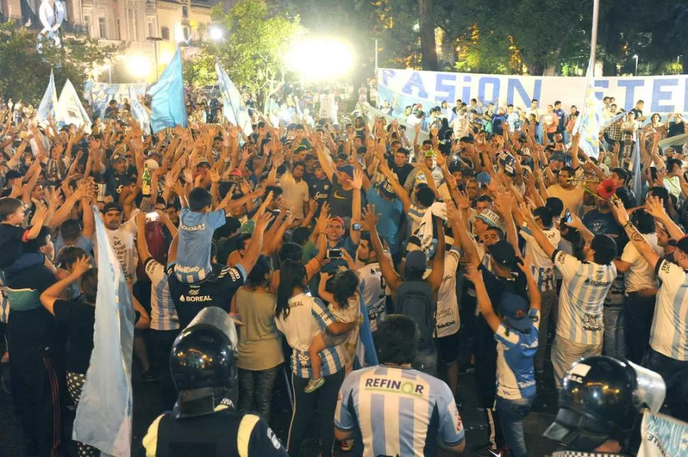 PASIÓN “ALBICELESTE”. Ciento de hinchas de Atlético se reunieron en la plaza Independencia para celebrar la llegada de su equipo a la Copa. “Jugar la Libertadores es mi obsesión”, fue el cántico que más se escuchó, aunque también hubo varios dedicados al adversario de toda la vida. la gaceta / fotos de hector peralta