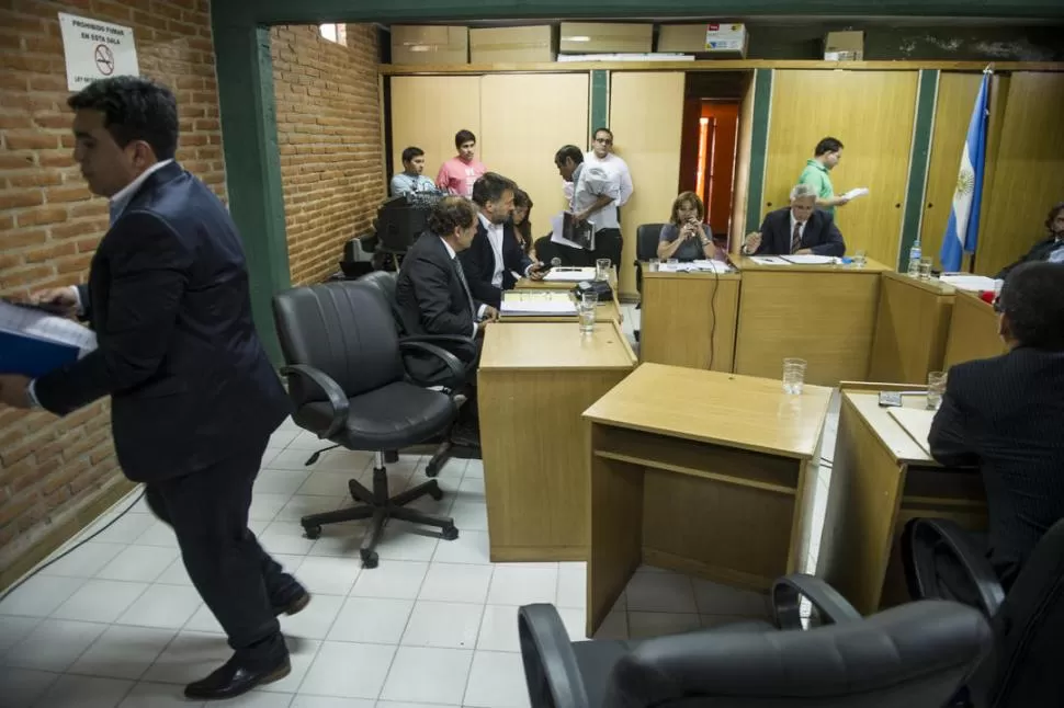 EN RETIRADA. El edil radical García se retira del recinto, luego de constatar que no les alcanzarían los votos para imponer la mesa de conducción. la gaceta / FOTO DE JORGE OLMOS SGROSSO