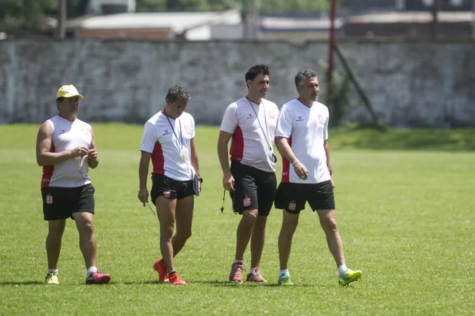 SIN PAUSA. Diego Cagna y su cuerpo técnico trabajan a sol y sombra intentando que el equipo encuentre su mejor nivel. la gaceta / FOTO DE JORGE OLMOS SGROSSO