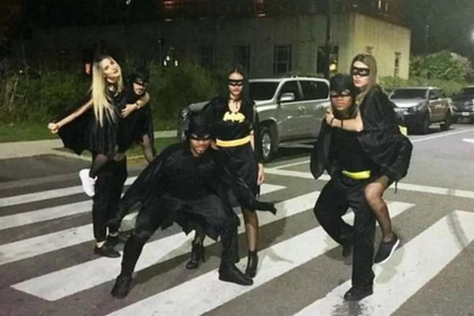 “BATI AMIGOS”. Pérez, Fabra, Barrios y sus esposas festejaron Halloween. instagram / @tatii1035