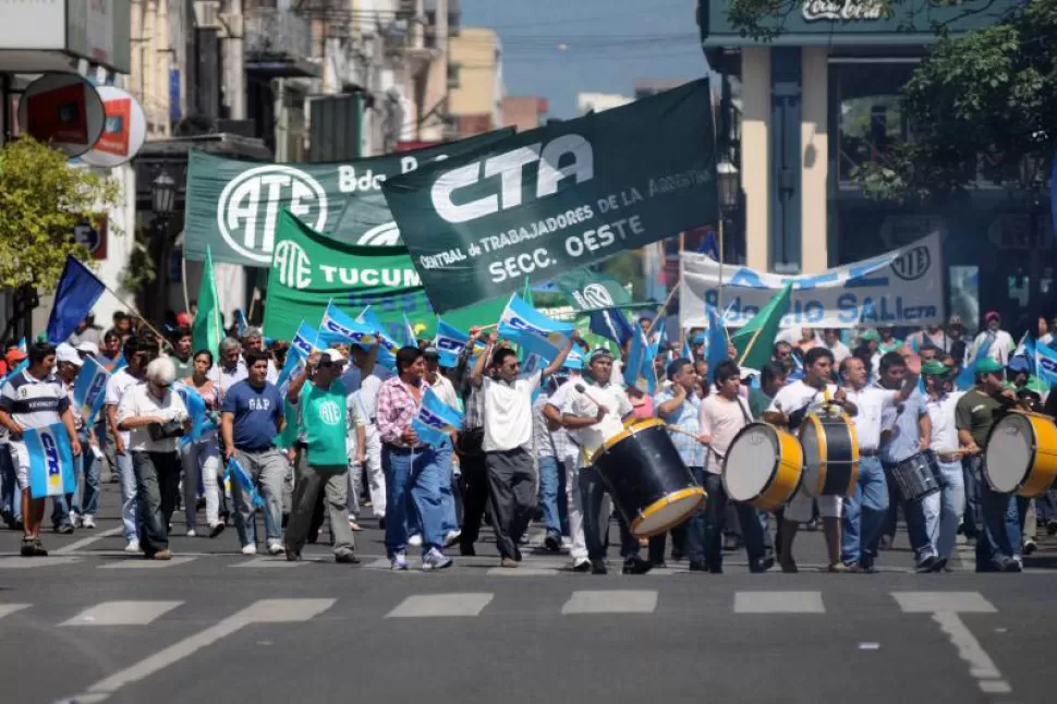 PLANTEO SALARIAL. Reclamo de los gremios de trabajadores estatales de la provincia. ARCHIVO. 