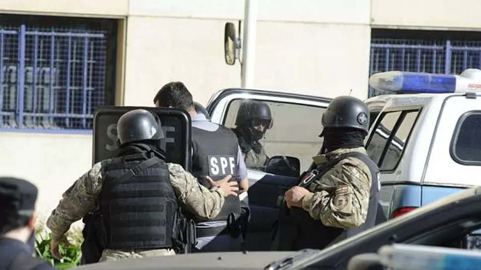 EN COMODORO PY. López llega a Tribunales fuertemente custodiado. FOTO TOMADA DE CLARIN.COM