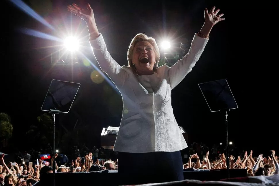 CLINTON. Es consciente que debe echar el resto para lograr el triunfo. fotos de Reuters