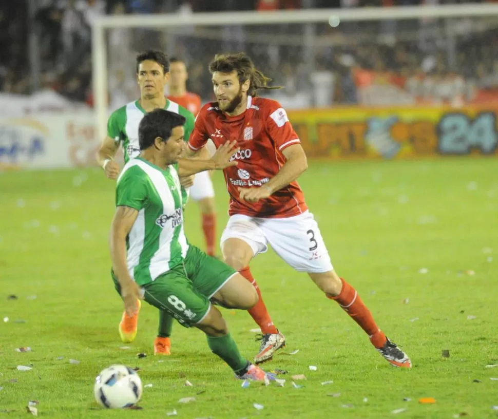 VALIOSO APORTE. Goicoechea, que volvió a ser el lateral que conquistó a los hinchas de San Martín, supera a Vallejo. la gaceta / foto de héctor peralta