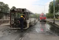 Veinte fotos espectaculares sobre el incendio del colectivo frente al Quinta Agronómica