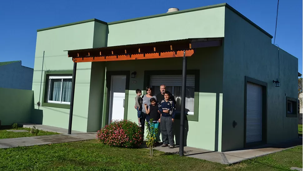 SOLUCIÓN CASA PROPIA. El nuevo sistema combina el subsidio estatal, el ahorro familiar y el crédito bancario. FOTO DE PRENSA ANSES. 