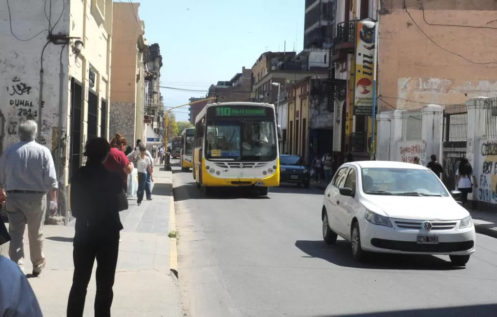 EN LA MIRA. La Crisóstomo, una de las calles que sería sólo para ómnibus. LA GACETA / FOTO DE ANTONIO FERRONI (ARCHIVO).-