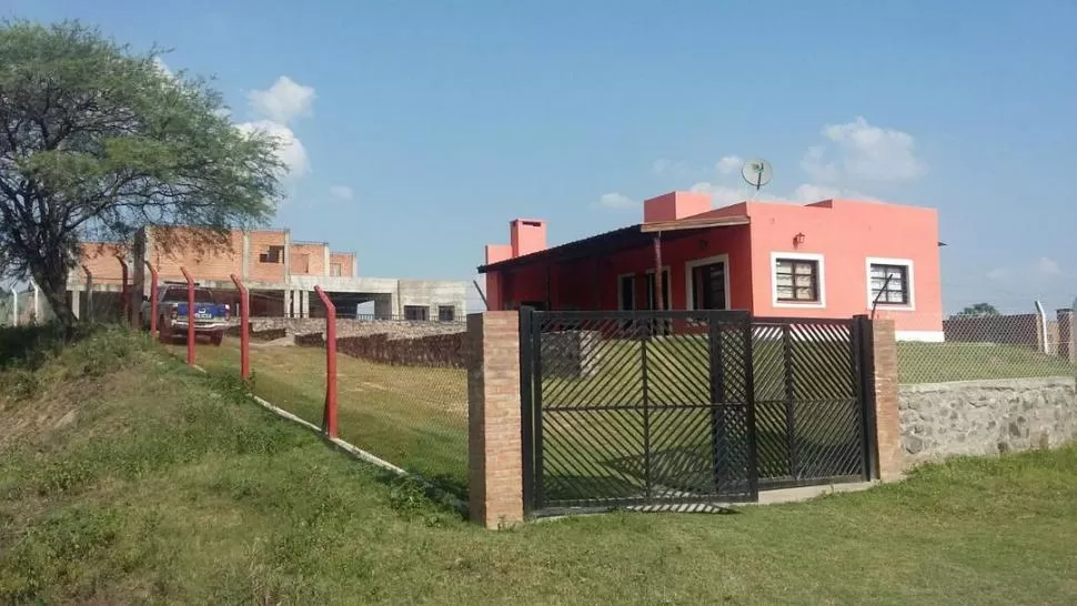 UN LUJO. Los investigadores allanaron la vivienda de fin de semana que el acusado tenía en El Cadillal. 