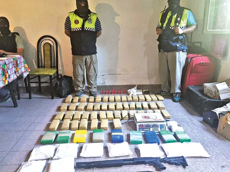 ESTUPEFACIENTES SECUESTRADOS. Los efectivos decomisaron 150 kilos de marihuana y 15 de cocaína, además de dinero y elementos para estirar la droga.