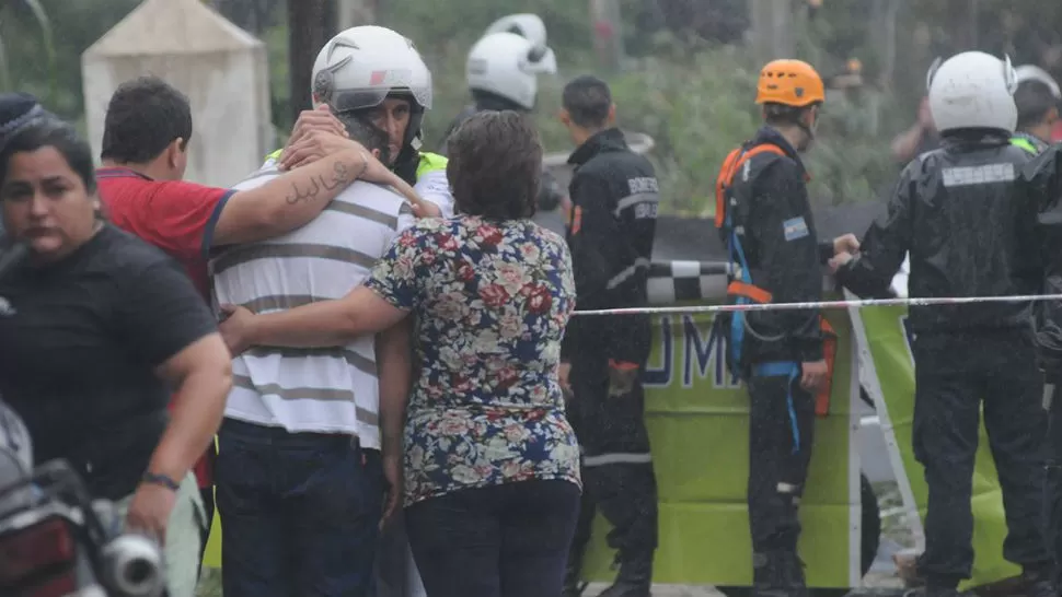 LÁGRIMAS. Gustavo (de rayado) no puede creer lo que le pasó a su hijo de cinco años. LA GACETA / FOTO DE ANALÍA JARAMILLO
