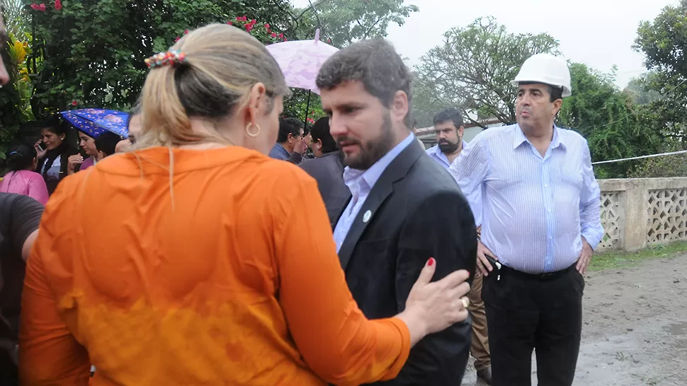 DIÁLOGO. Soledad Gettas, secretaria de Política Social, conversa con el intendente Mariano Campero. LA GACETA/FOTO DE ANALÍA JARAMILLO