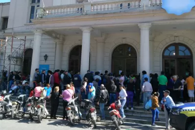 Locura por los pasajes en tren a Buenos Aires: cinco cuadras de cola, enojo e impaciencia