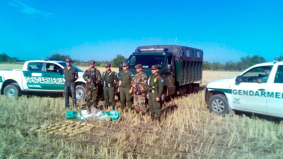 EN UN CAMPO EN LA VIRGINIA. La droga fue arrojada desde una avioneta que volaba rasante. 