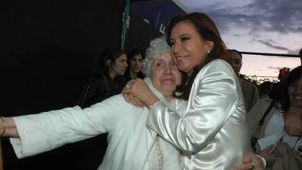 MADRE E HIJA. Ofelia Wilhelm junto a Cristina Kirchner, en el acto de cierre de campaña de 2007. FOTO TOMADA DE CLARIN.COM