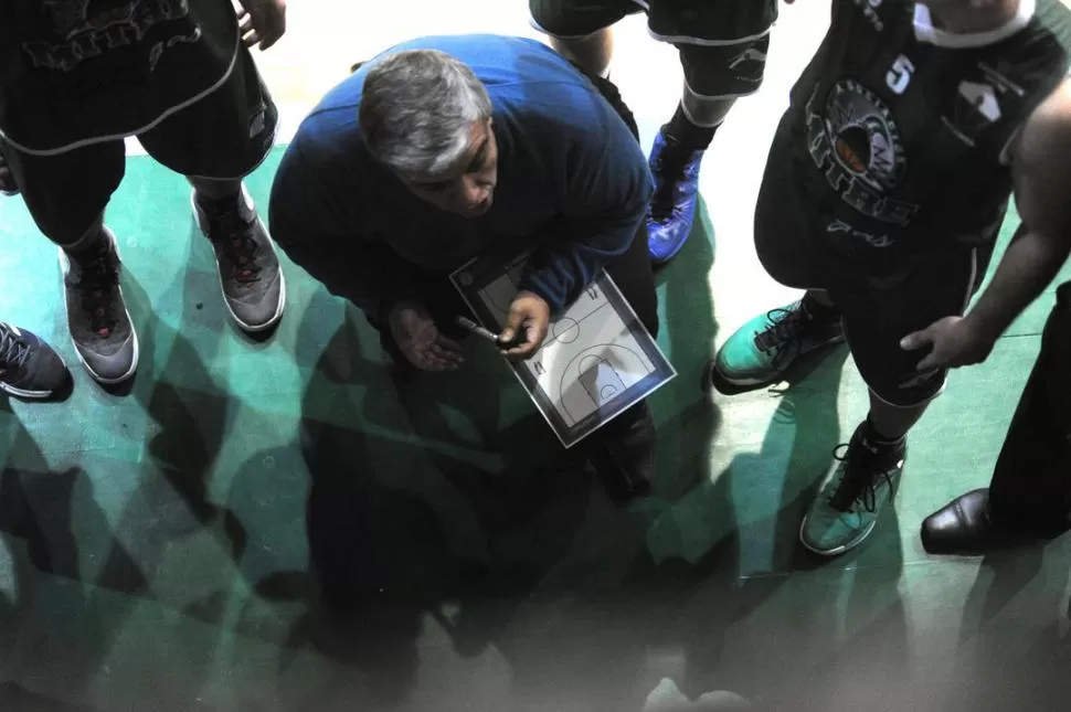 CONFÍA EN SUS JUGADORES. Albornoz espera la reacción de Mitre. “Hay que ser inteligentes y tener orden táctico”, dijo. la gaceta / foto de franco vera