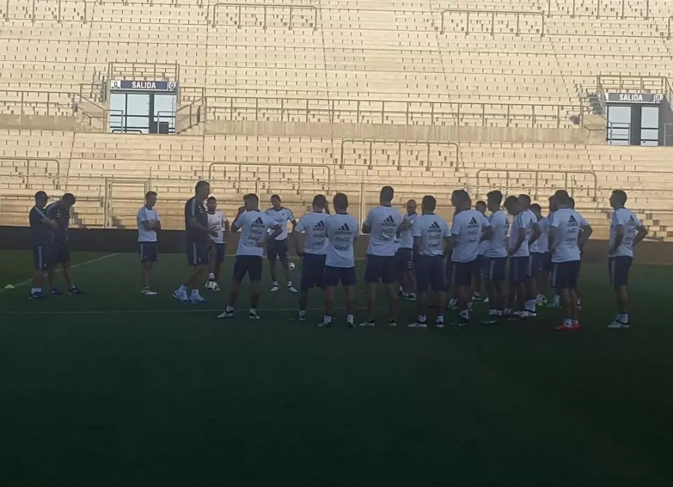 LA ÚLTIMA PALABRA. Bauza dialoga con sus jugadores en el estadio de San Juan, en la previa del trascendental encuentro de esta noche contra Colombia. twitter / Selección Argentina