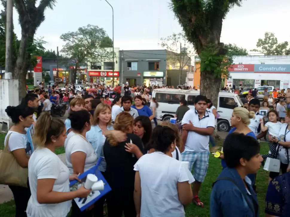 ABRAZOS. La madre de Gustavo (de negro), recibió el apoyo de los vecinos. la gaceta / foto de soledad nucci