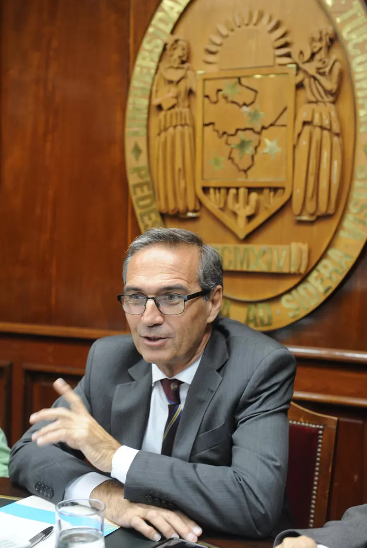 COMPROMISO. Gimelli encabezó ayer la comitiva de funcionarios nacionales que analizará las cuentas de la UNT. la gaceta / Foto de José Nuno