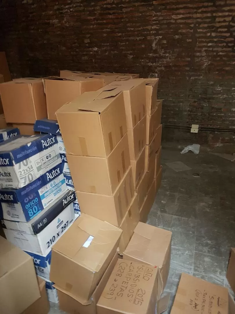 DENTRO DEL DEPÓSITO. Mitre sacó fotos de las cajas que estaban en su local. En ellas estaba escrito que eran recibos de subsidios legislativos de 2015.  