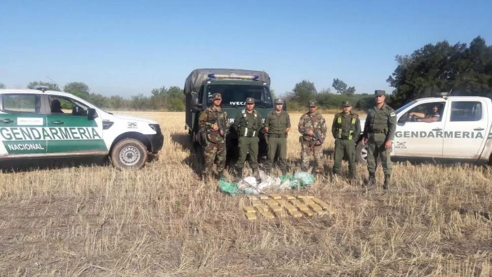 RASTRILLAJE FINALIZADO. Los gendarmes revisaron los 1.500 metros cuadrados que tiene el terreno. gerdarmeria 