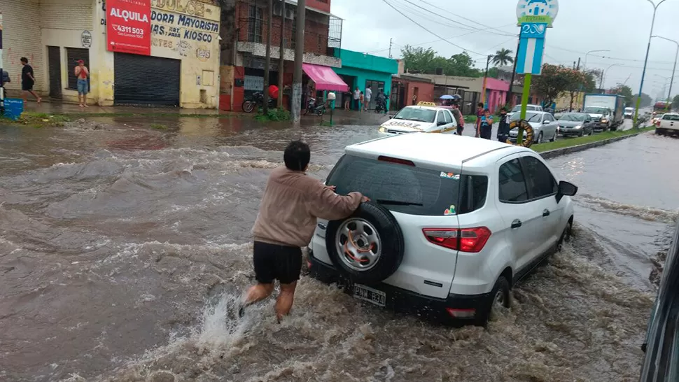 ZONA COMPLICADA. La esquina de Siria y Bolivia fue, una vez más, una pileta debido a la caída de agua.