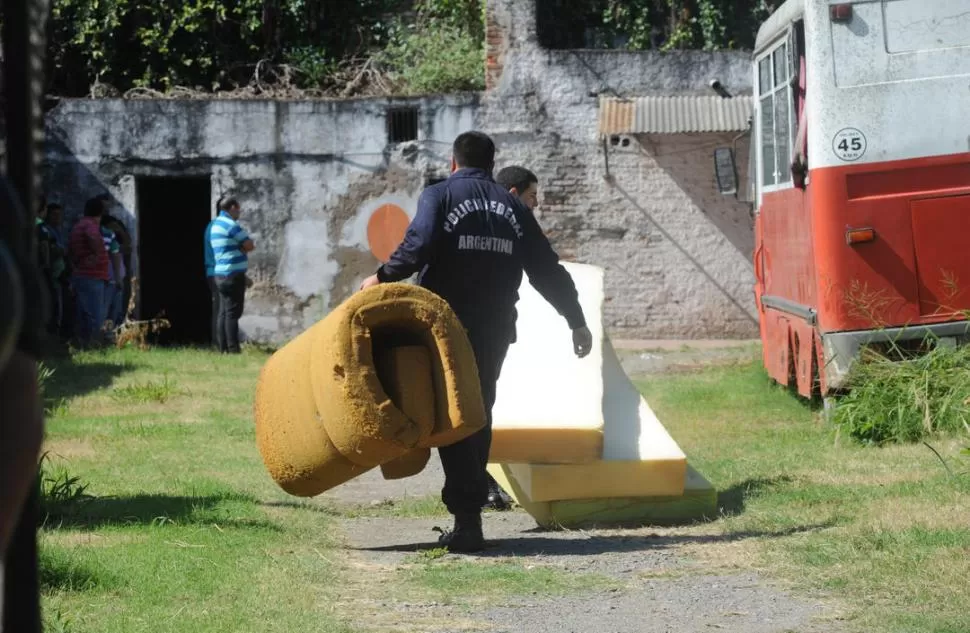 COLCHONES LISTOS PARA ARDER. Se intentó recrear las mismas condiciones que hubo en el siniestro de 2015. la gaceta / foto de Antonio Ferroni