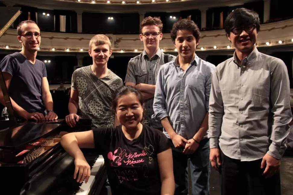 ELEGIDOS. Marusic, Choni, Kamisarau, Escalera Soria y Sun Hyn Cho; al piano, Jackie Jaekung Yoo.  Prensa Ente Cultural de Tucumán.-