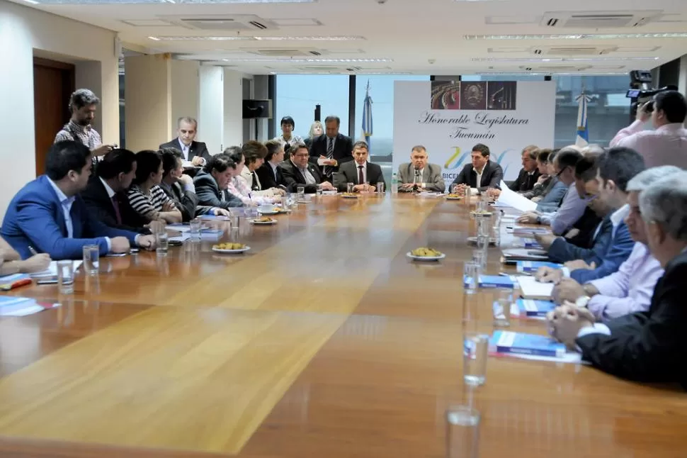 EXTENSO MESÓN. Desde la cabecera, ante el micrófono, el vicegobernador Jaldo preside la reunión de la comisión especial ante 25 legisladores; ayer sólo faltaron tres parlamentarios. la gaceta / foto de Analía Jaramillo