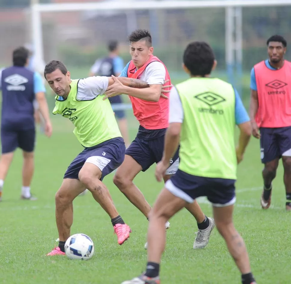 CLAVE. Bianchi es quien ordena la defensa de un Atlético que debe levantar vuelo. la gaceta / foto de hector peralta 